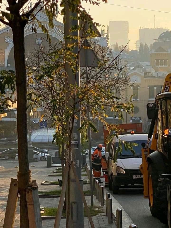 В центре Киева застройщик пытался сделать из тротуара парковку 4