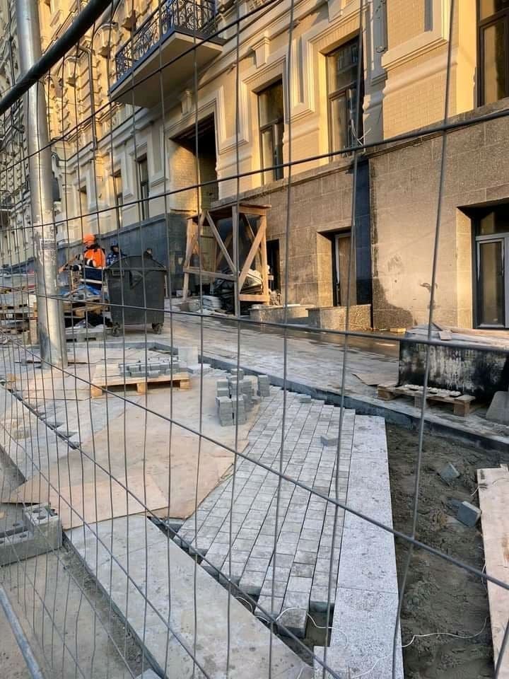 В центре Киева застройщик пытался сделать из тротуара парковку 5