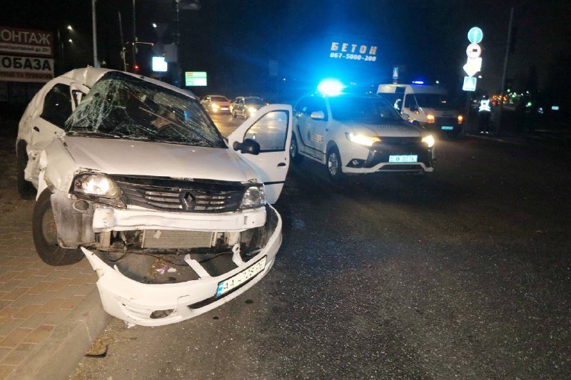 Под Киевом Renault влетел в маршрутку: водитель погиб 1