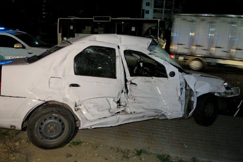 Под Киевом Renault влетел в маршрутку: водитель погиб 3