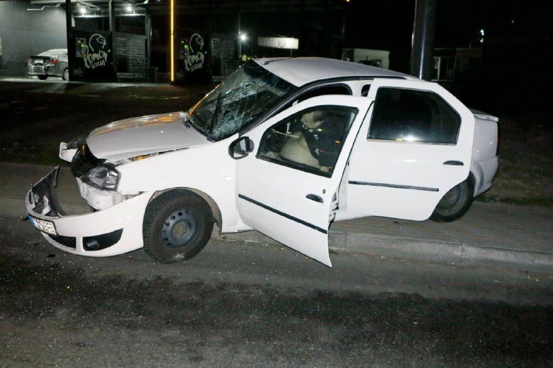 Под Киевом Renault влетел в маршрутку: водитель погиб 7