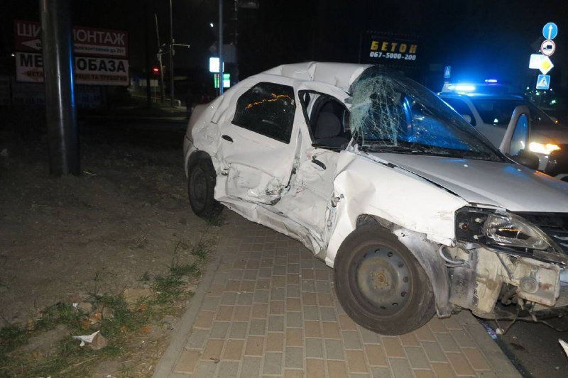 Под Киевом Renault влетел в маршрутку: водитель погиб 10