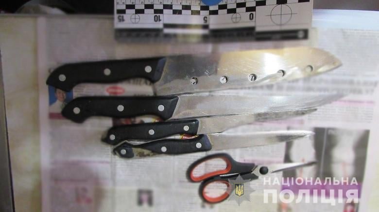В Киеве во время пьянки мужчина позвонил бывшей и получил за это два удара ножом 2