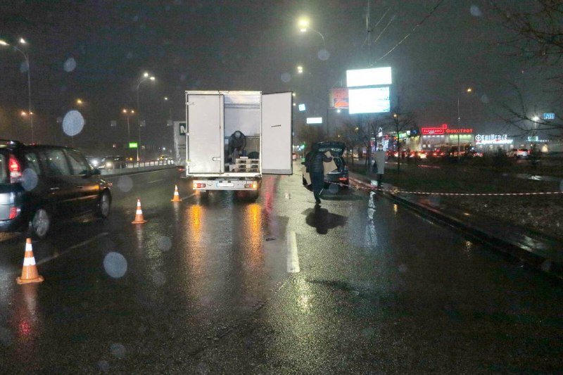 В Киеве грузовик Renault сбил людей на пешеходном переходе: погиб велосипедист 3