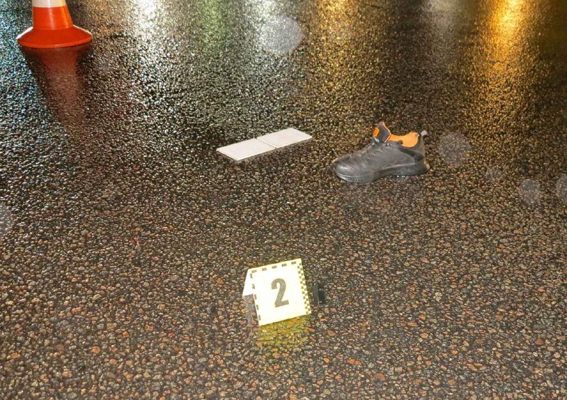 В Киеве грузовик Renault сбил людей на пешеходном переходе: погиб велосипедист 5