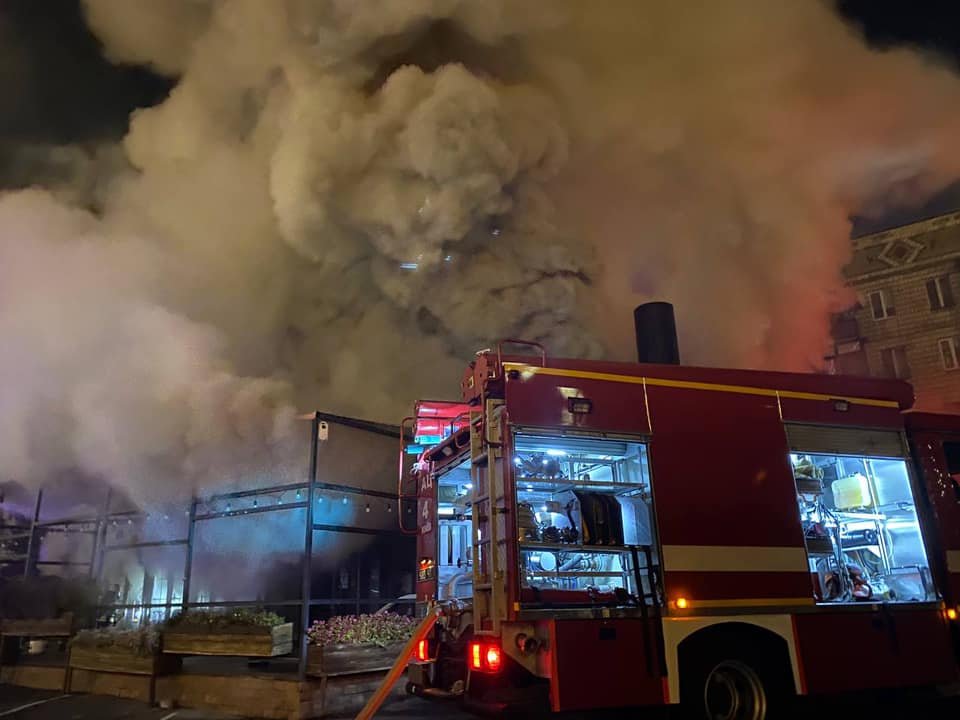 В Киеве на проспекте Победы сгорела пиццерия Mamamia 2