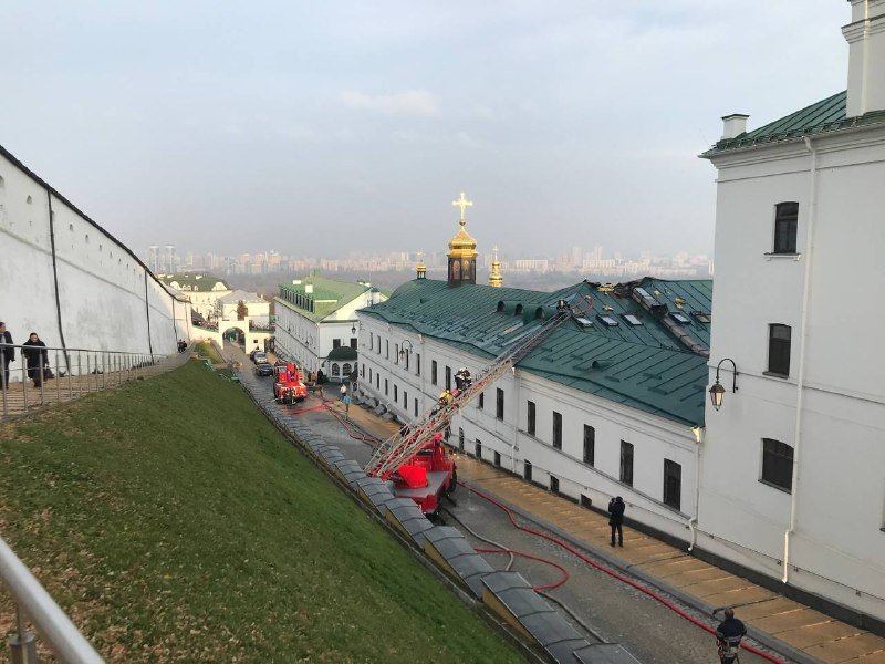 Горит Киево-Печерская лавра 1