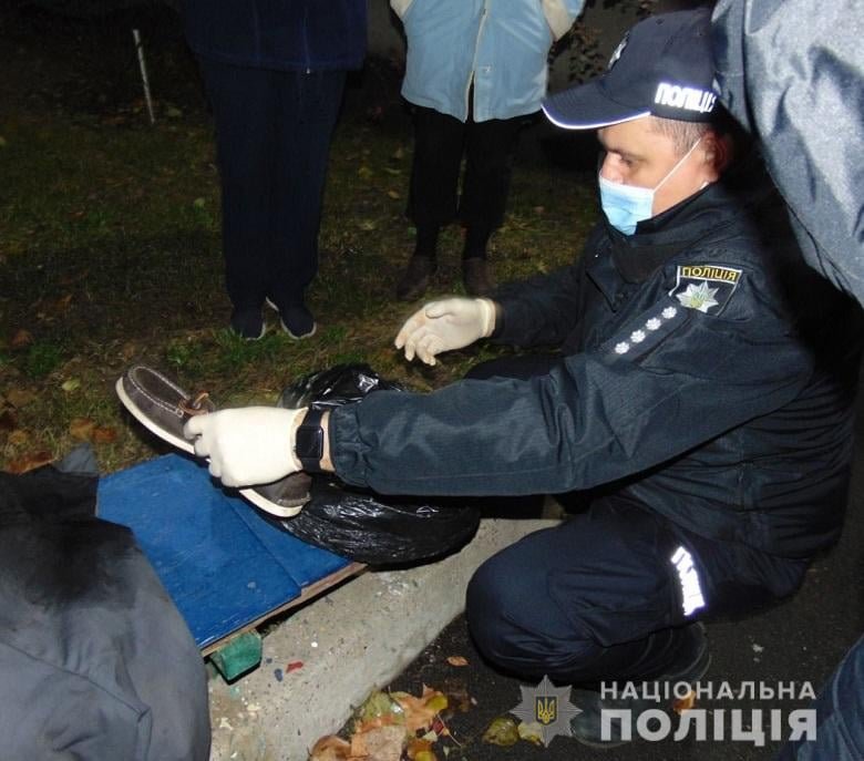 Дважды ударил ножом в шею: в Киеве мужчина избил и чуть не убил своего отца 1