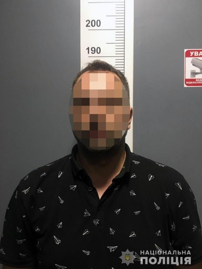 Дважды ударил ножом в шею: в Киеве мужчина избил и чуть не убил своего отца 2