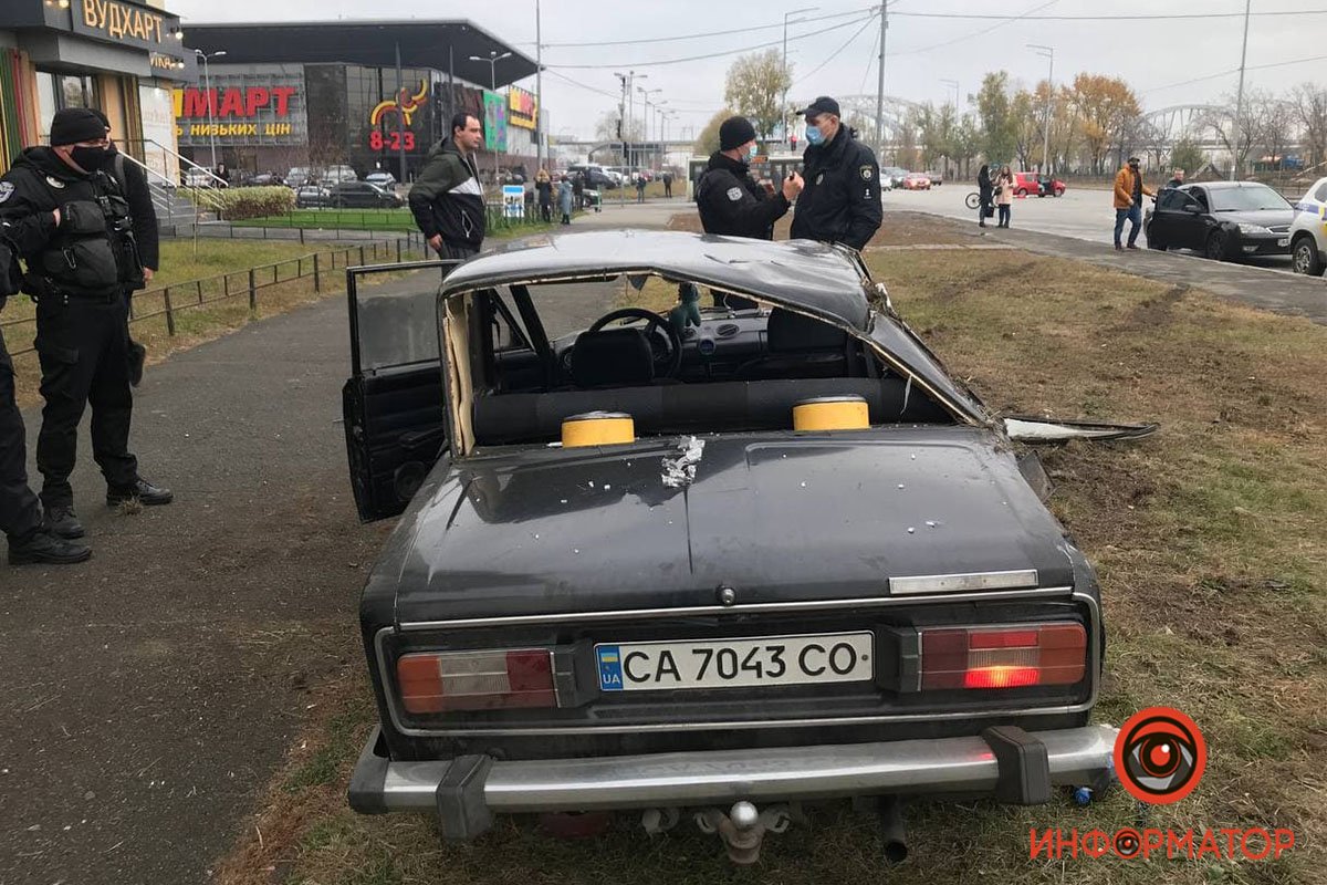 В Киеве пьяный водитель на "Жигулях" пытался уйти от полиции, устроил ДТП и перевернул авто 1