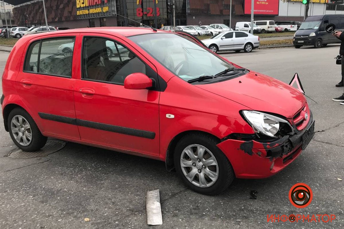 В Киеве пьяный водитель на "Жигулях" пытался уйти от полиции, устроил ДТП и перевернул авто 2