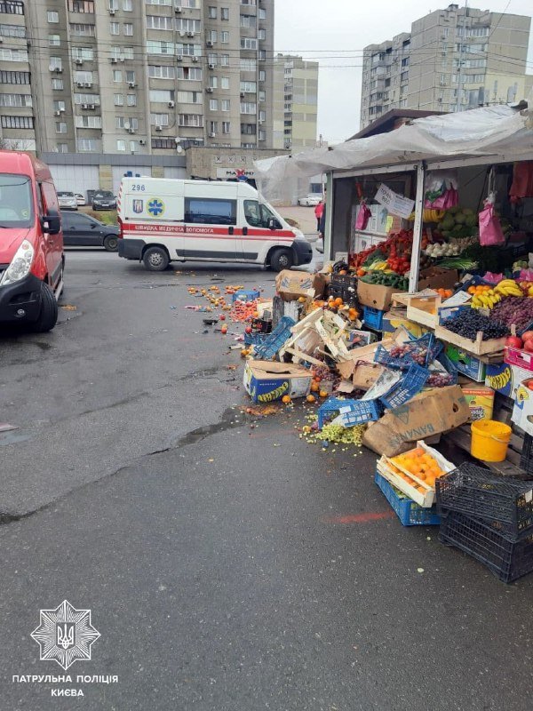 В Киеве пьяный водитель на "Жигулях" пытался уйти от полиции, устроил ДТП и перевернул авто 3