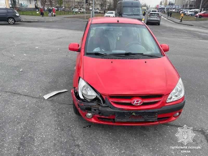 В Киеве пьяный водитель на "Жигулях" пытался уйти от полиции, устроил ДТП и перевернул авто 4