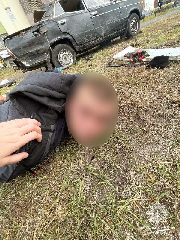 В Киеве пьяный водитель на "Жигулях" пытался уйти от полиции, устроил ДТП и перевернул авто 5