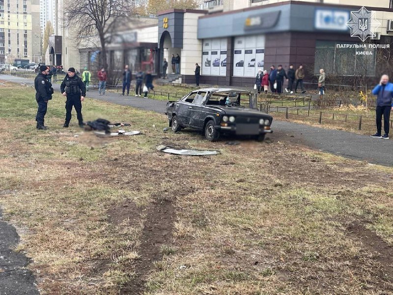 В Киеве пьяный водитель на "Жигулях" пытался уйти от полиции, устроил ДТП и перевернул авто 6