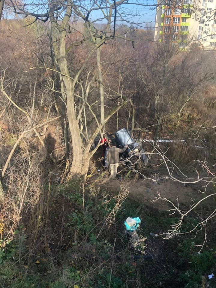 Под Киевом таксист на Skoda Fabia вылетел с дороги в кювет 3