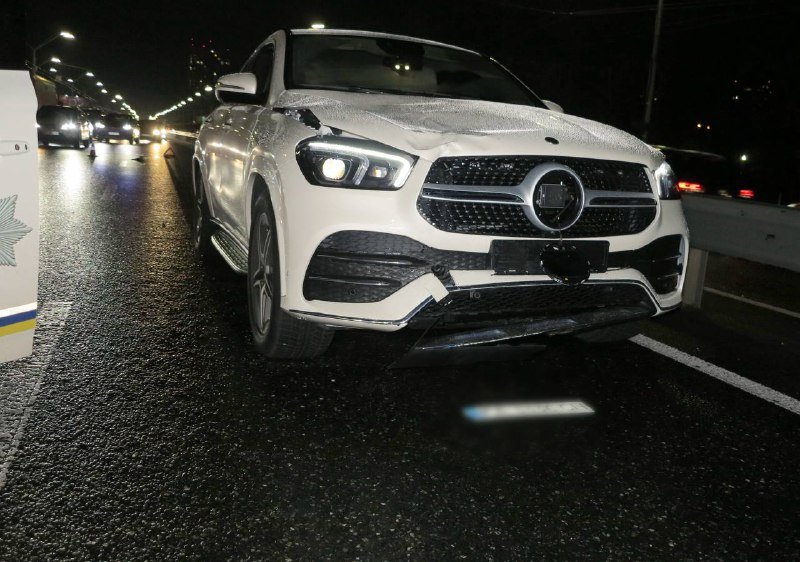 В Киеве на проспекте Победы пешеход погиб под колесами Mercedes: мужчина пытался перебежать 8 полос 1