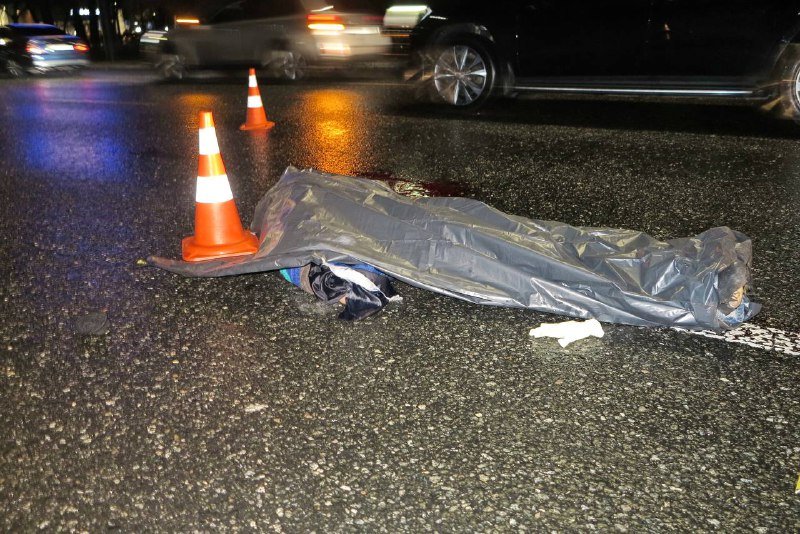 В Киеве на проспекте Победы пешеход погиб под колесами Mercedes: мужчина пытался перебежать 8 полос 4