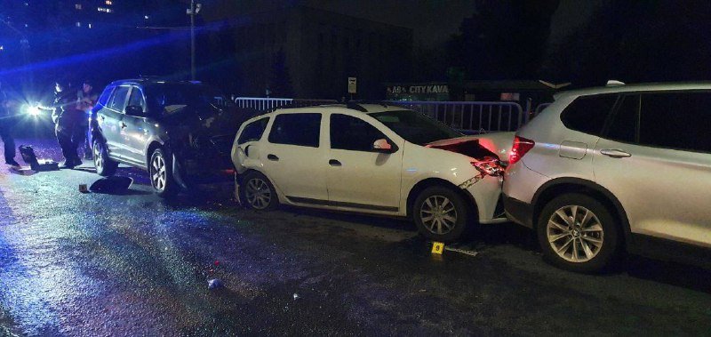 В Киеве Hyundai влетел место оформления ДТП и сбил двоих: патрульного зажало между двумя машинами 3