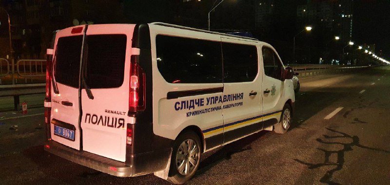 В Киеве Hyundai влетел место оформления ДТП и сбил двоих: патрульного зажало между двумя машинами 5