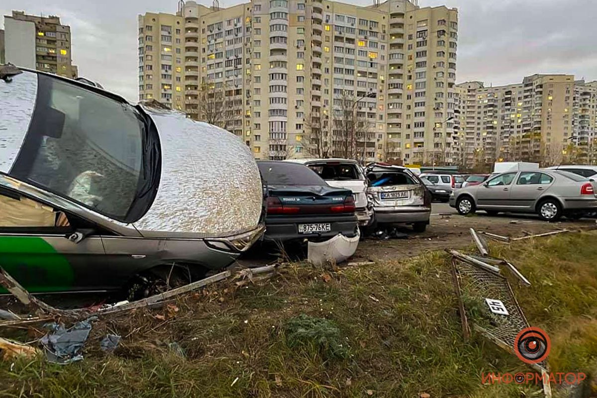 В Киеве таксист Bolt вылетел с дороги и разбил 6 припаркованных авто 1