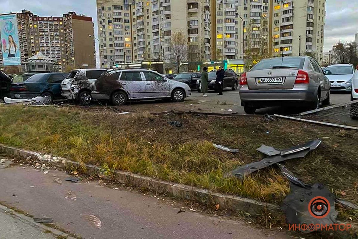 В Киеве таксист Bolt вылетел с дороги и разбил 6 припаркованных авто 2