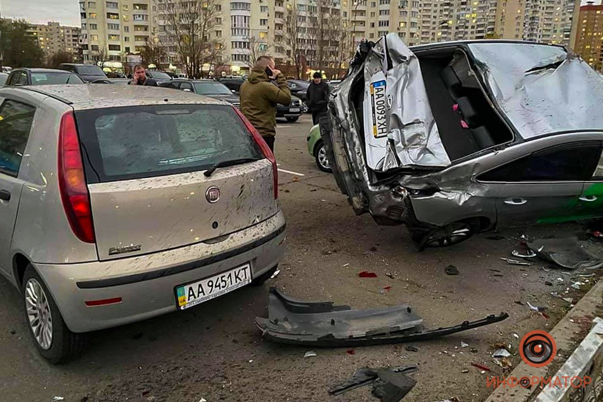 В Киеве таксист Bolt вылетел с дороги и разбил 6 припаркованных авто 3
