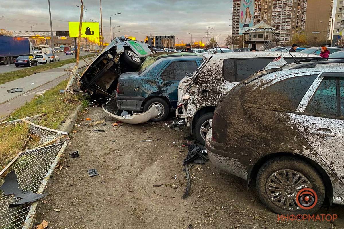В Киеве таксист Bolt вылетел с дороги и разбил 6 припаркованных авто 4