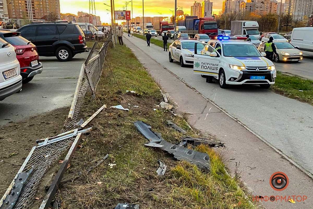 В Киеве таксист Bolt вылетел с дороги и разбил 6 припаркованных авто 5