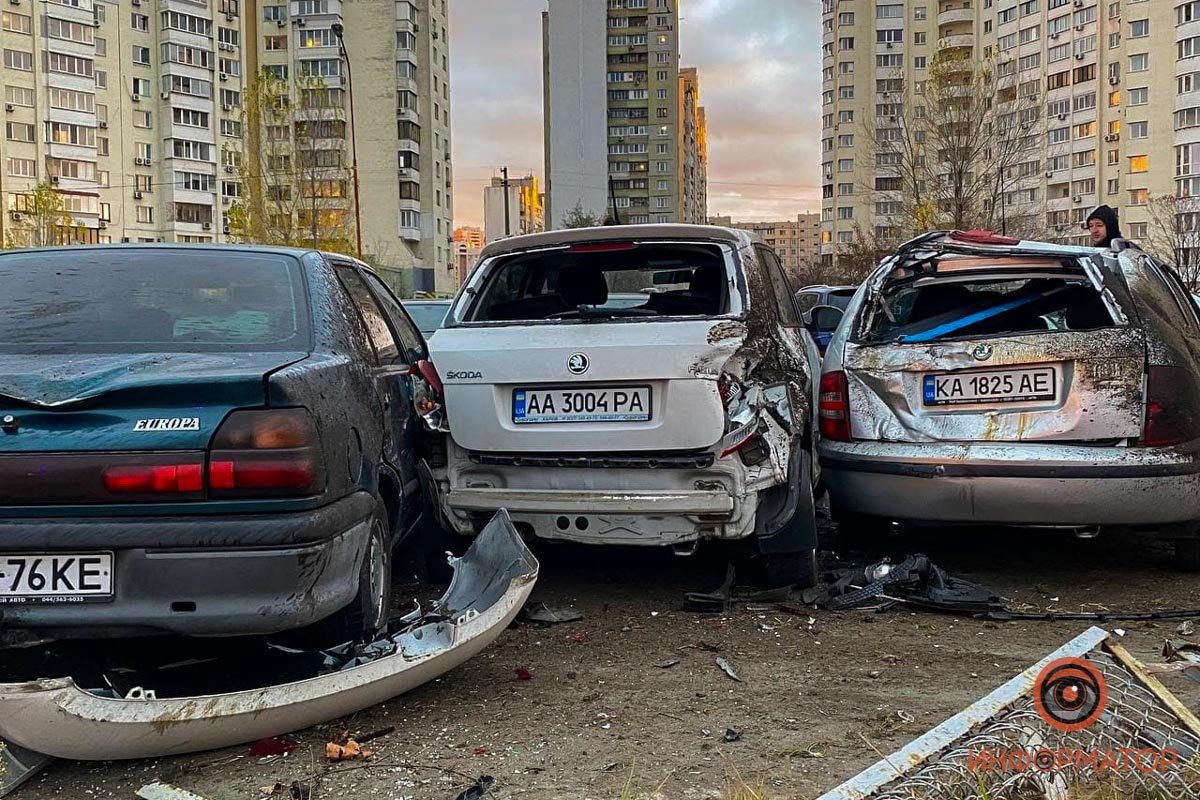 В Киеве таксист Bolt вылетел с дороги и разбил 6 припаркованных авто 7