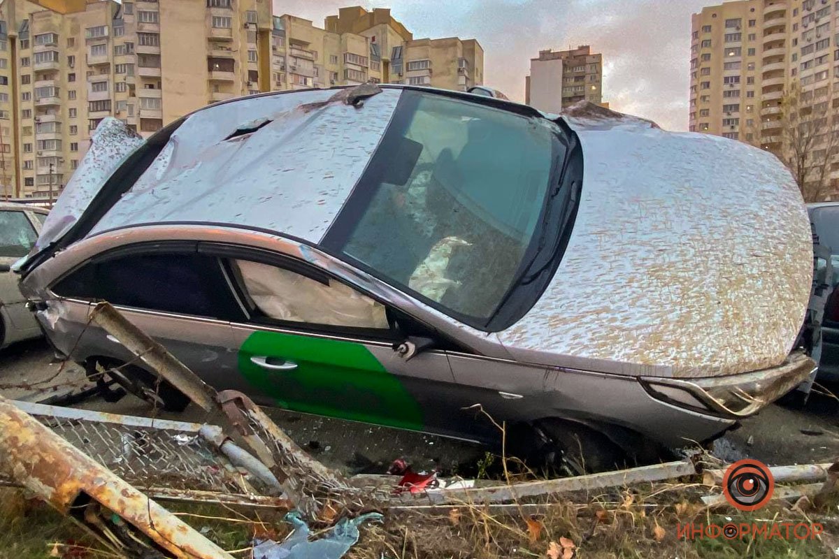 В Киеве таксист Bolt вылетел с дороги и разбил 6 припаркованных авто 8