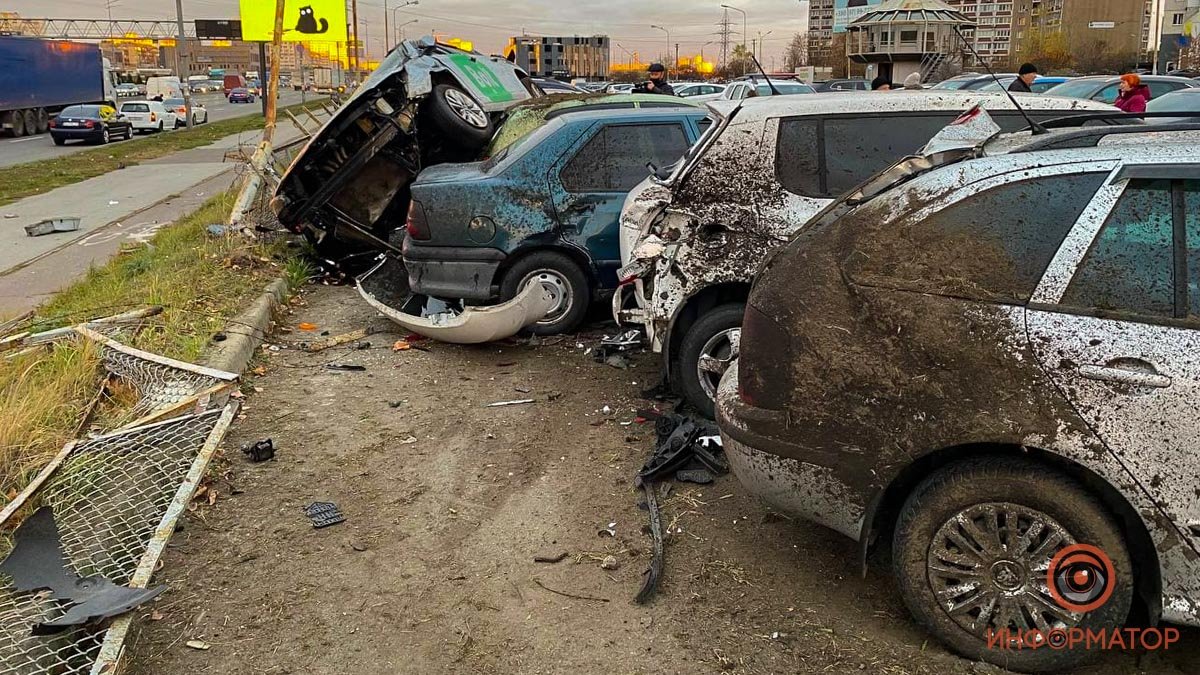 В Киеве таксист Bolt вылетел с дороги и разбил 6 припаркованных авто 10