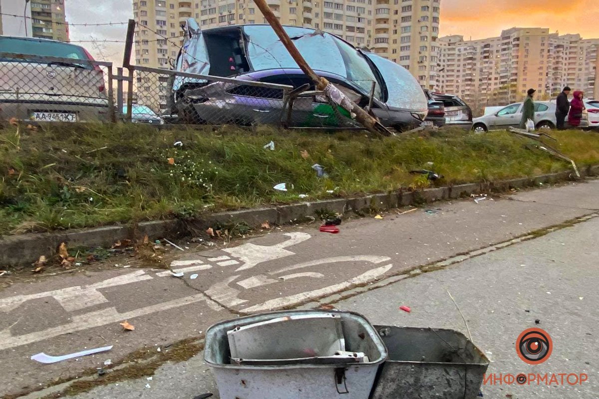 В Киеве таксист Bolt вылетел с дороги и разбил 6 припаркованных авто 12