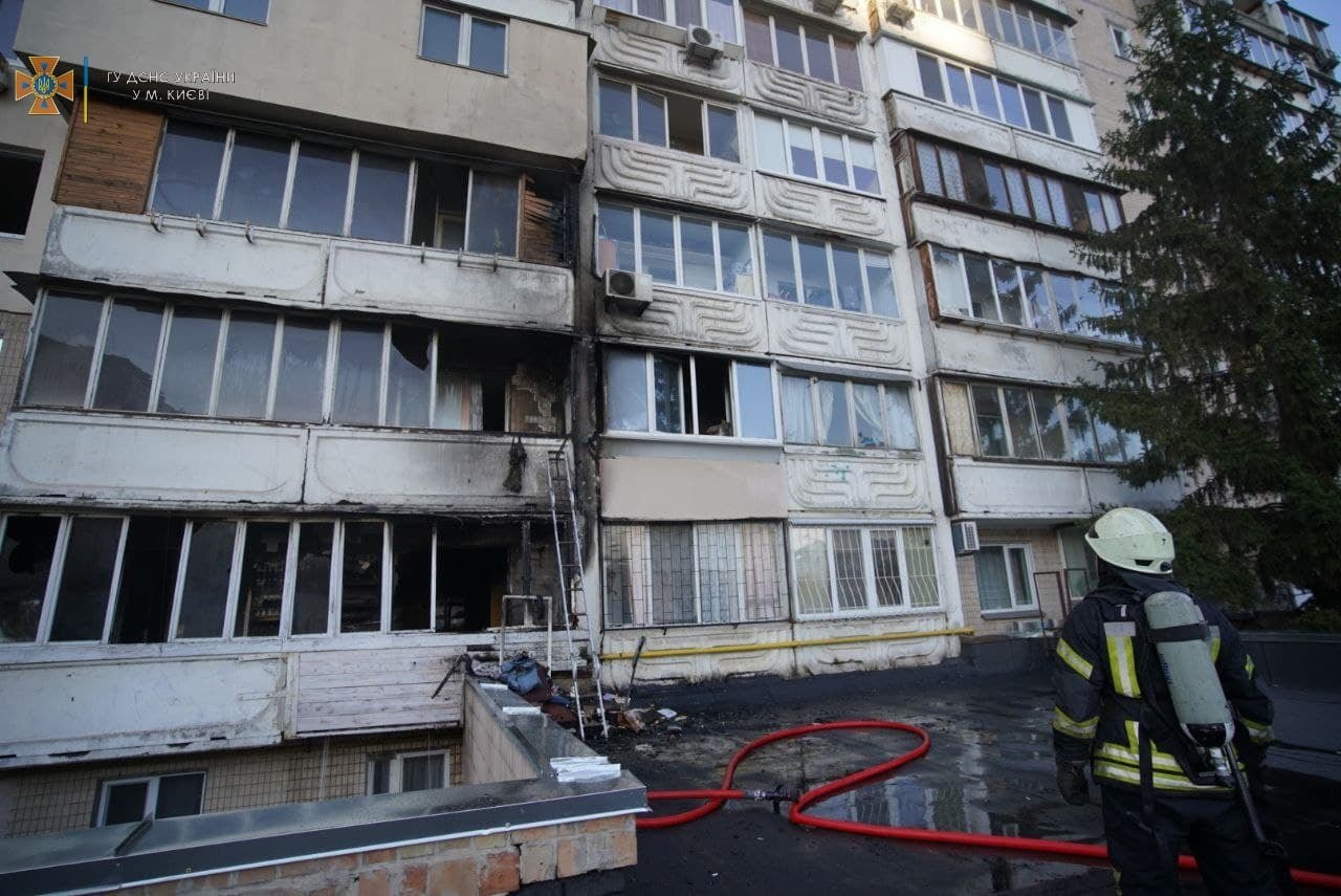 В Киеве в пожаре сгорели 3 квартиры: из дома эвакуировали 20 человек 1