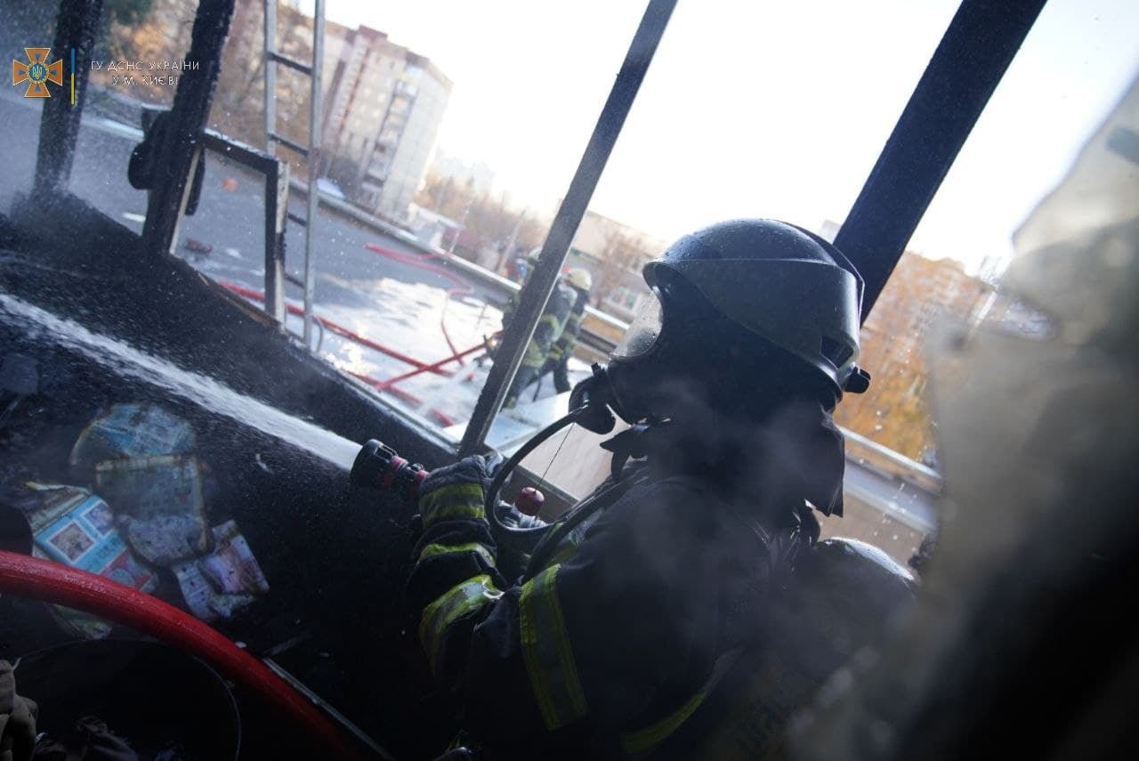 В Киеве в пожаре сгорели 3 квартиры: из дома эвакуировали 20 человек 2