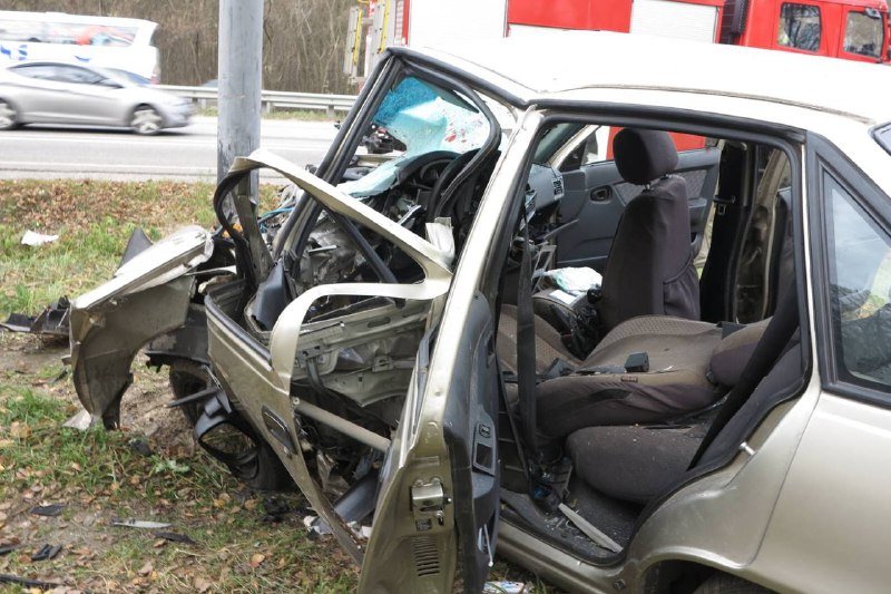 В Киеве Daewoo Nexia влетела в электроопору: водитель погиб на месте 2