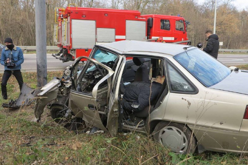 В Киеве Daewoo Nexia влетела в электроопору: водитель погиб на месте 4