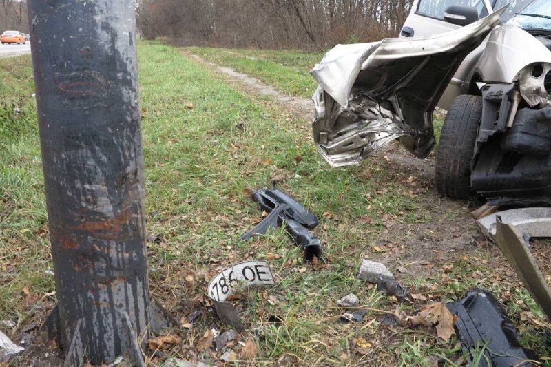 В Киеве Daewoo Nexia влетела в электроопору: водитель погиб на месте 6