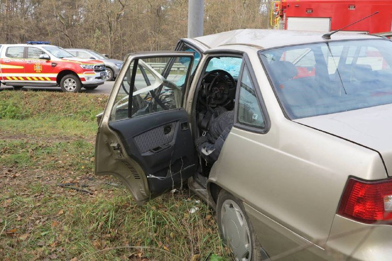 В Киеве Daewoo Nexia влетела в электроопору: водитель погиб на месте 7