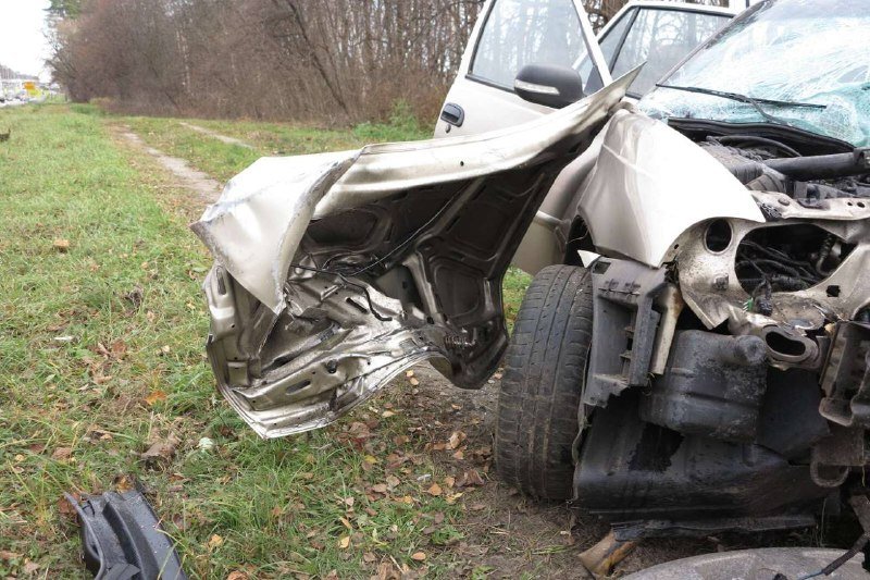 В Киеве Daewoo Nexia влетела в электроопору: водитель погиб на месте 8