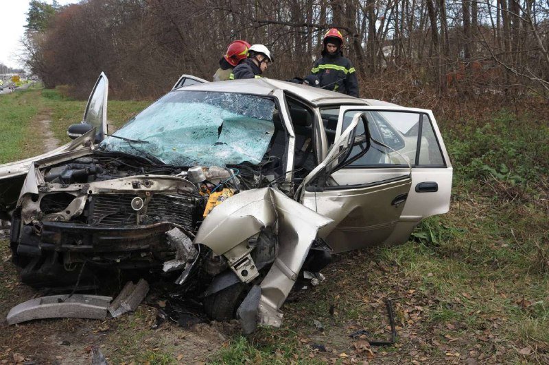 В Киеве Daewoo Nexia влетела в электроопору: водитель погиб на месте 9