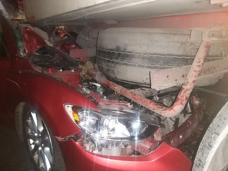 В Киеве на Дружбы Народов Mazda влетела под фуру 1