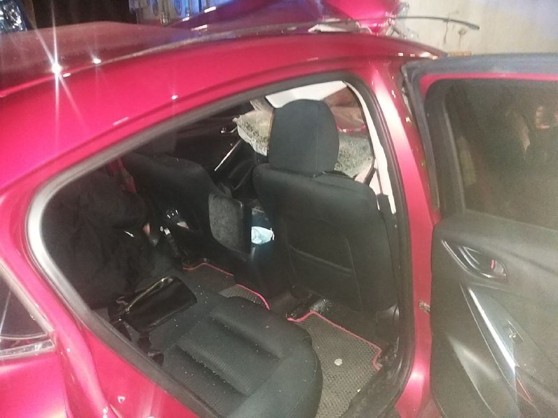 В Киеве на Дружбы Народов Mazda влетела под фуру 2