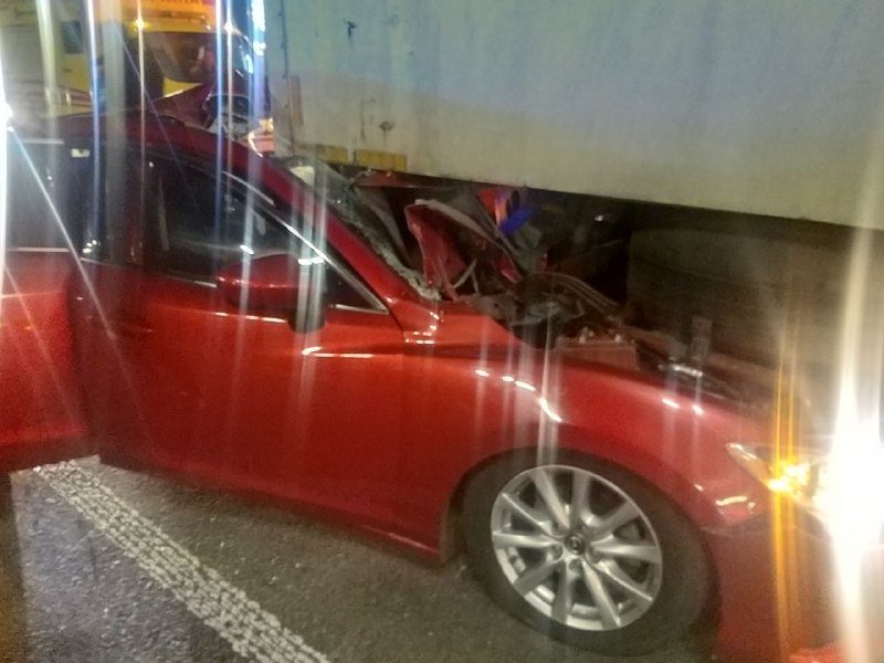 В Киеве на Дружбы Народов Mazda влетела под фуру 3