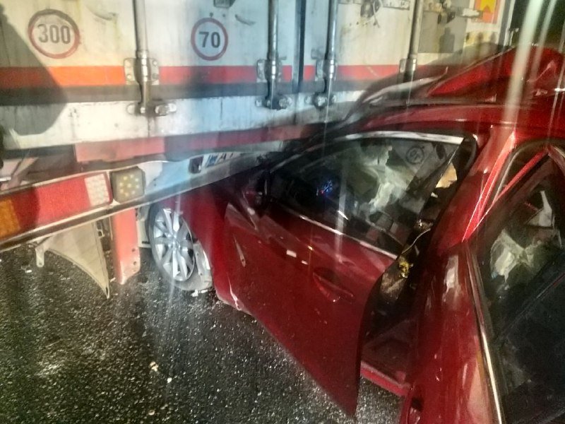 В Киеве на Дружбы Народов Mazda влетела под фуру 4