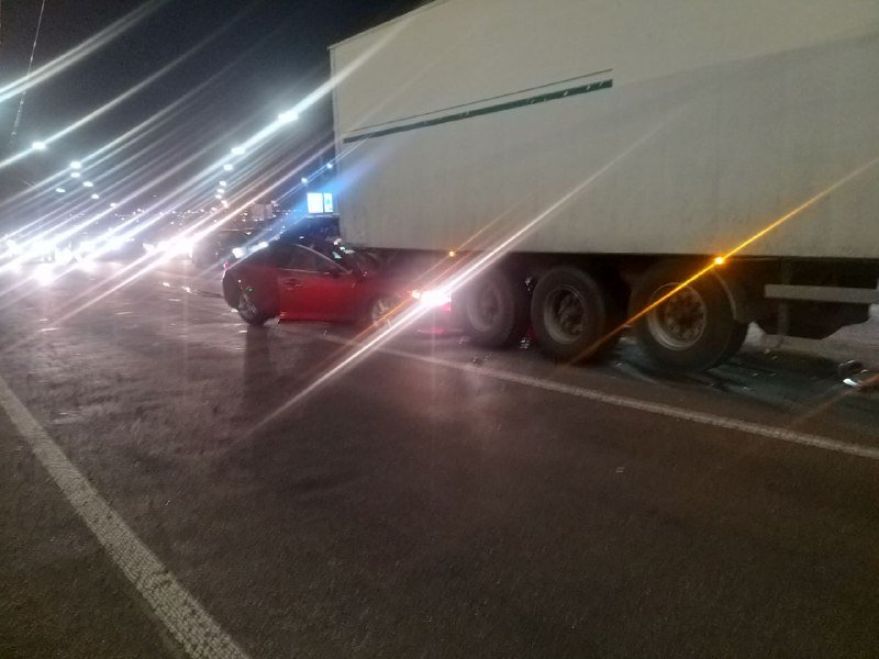 В Киеве на Дружбы Народов Mazda влетела под фуру 5