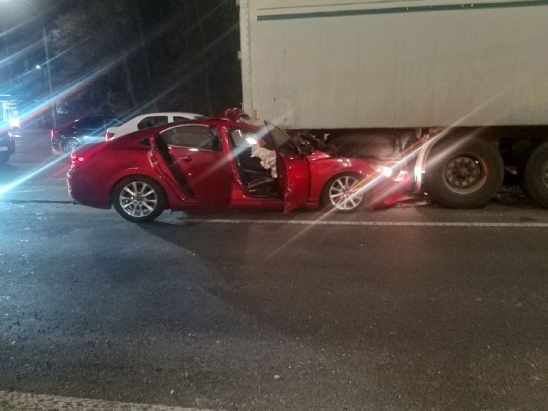 В Киеве на Дружбы Народов Mazda влетела под фуру 6