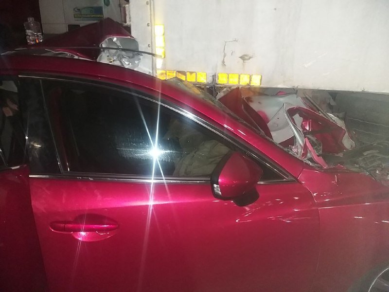 В Киеве на Дружбы Народов Mazda влетела под фуру 7