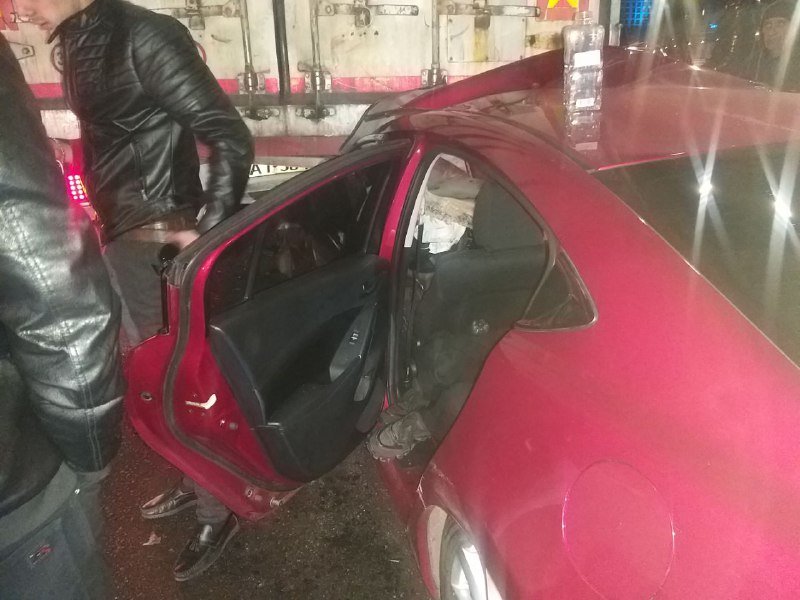 В Киеве на Дружбы Народов Mazda влетела под фуру 8