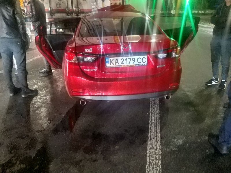 В Киеве на Дружбы Народов Mazda влетела под фуру 9